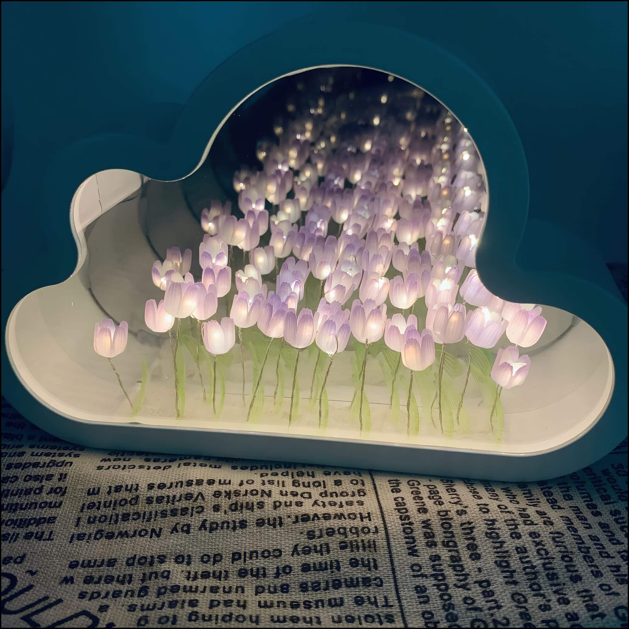 MEELANO Tulips – LED-spejl med uendelighedseffekt Lilla