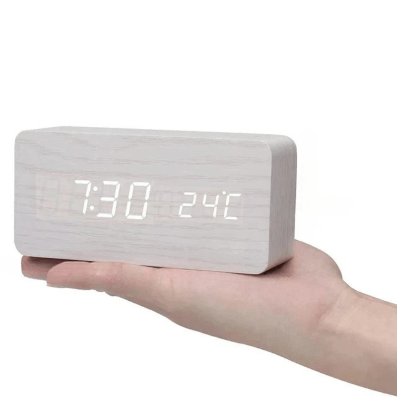 MEELANO LED Digitalur i Træ – Lydaktiveret Vækkeur med Justerbar Lysstyrke, Batteri eller USB, 8 Varianter Hvid, stangformet