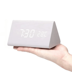 MEELANO LED Digitalur i Træ – Lydaktiveret Vækkeur med Justerbar Lysstyrke, Batteri eller USB, 8 Varianter Hvid, trekantet