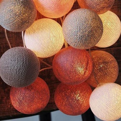 Munter Bomuldskugle Lyskæde – Cotton Ball Lyskæde med 10 LED Kugler, USB eller Batteri, 9 Farver – LumiBall