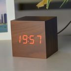 MEELANO WoodTime | Elegant Digital LED Træur Brun-Rød
