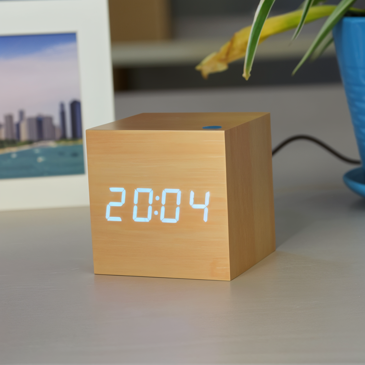 MEELANO WoodTime | Elegant Digital LED Træur Gul-Blå