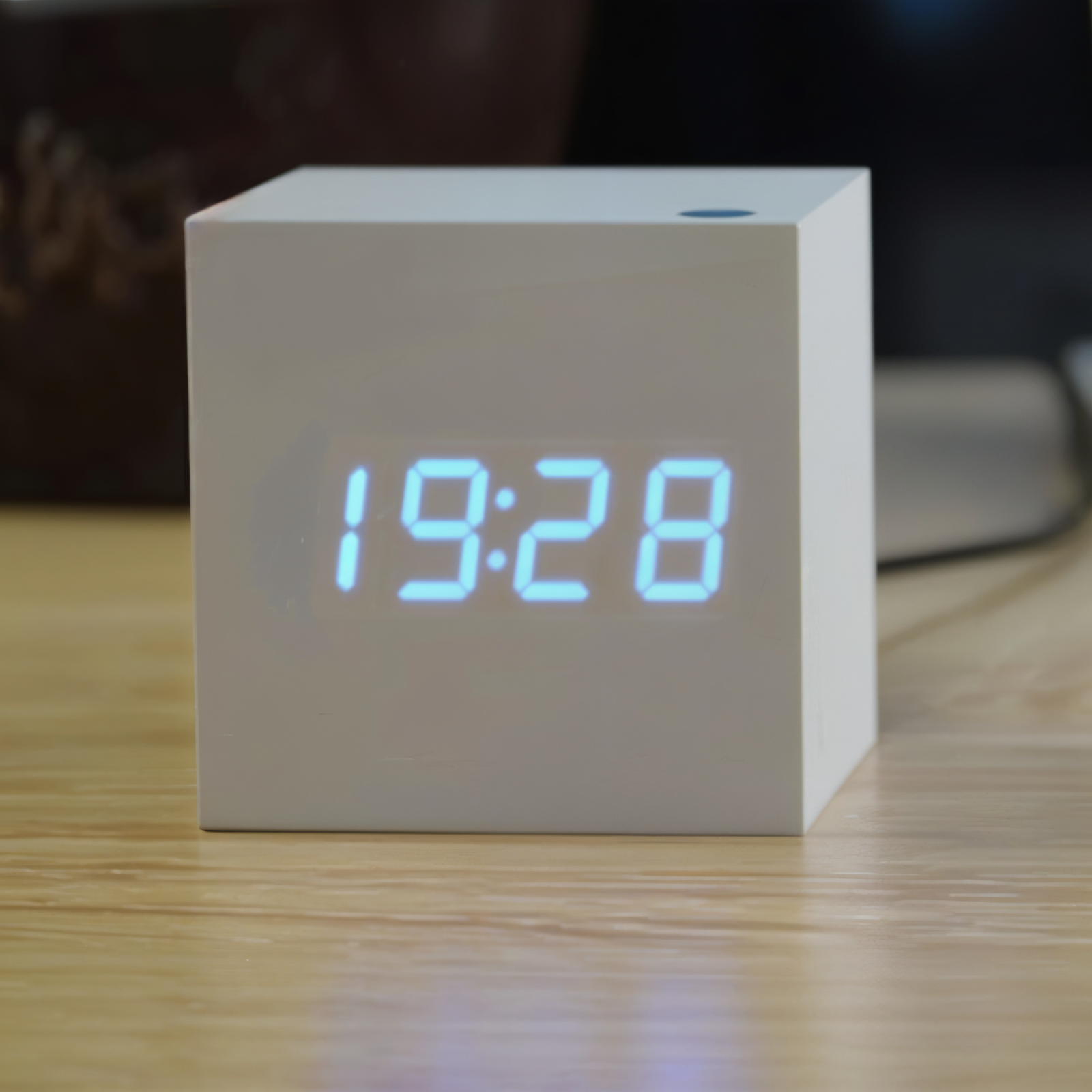 MEELANO WoodTime | Elegant Digital LED Træur Hvid-Blå