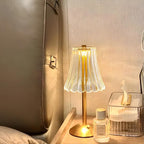 Gylden Krystal Bordlampe – Trådløs Genopladelig Touch-lampe med Krystalskærm, Dæmpbar, Børstet Aluminium – Aurora Luxe