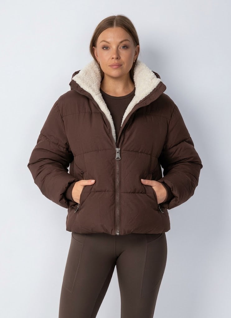 MEELANO Dame Dynejakke Kort – Vinterjakke Dame med Aftagelig Hætte & Kunstpelsforet, Quiltet Puffer Jakke, M–2XL – Amore Brun