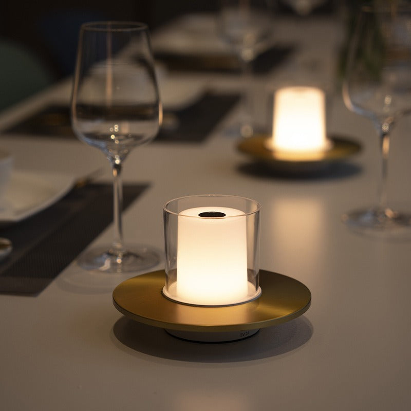Trådløs Stearinlyslampe – LED Bordlampe med Batteri & Gestusstyring, Varm Hvid 2400K, op til 18 Timer, Guld eller Sølv – LumiFlame