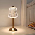 Gylden Krystal Bordlampe – Trådløs Genopladelig Touch-lampe med Krystalskærm, Dæmpbar, Børstet Aluminium – Aurora Luxe