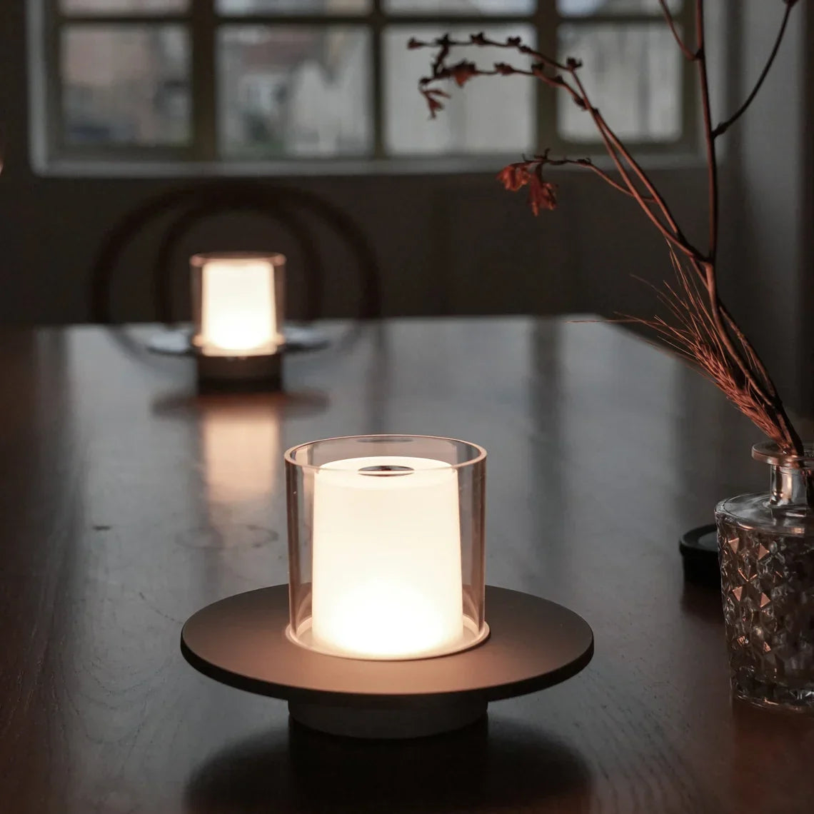 Trådløs Stearinlyslampe – LED Bordlampe med Batteri & Gestusstyring, Varm Hvid 2400K, op til 18 Timer, Guld eller Sølv – LumiFlame