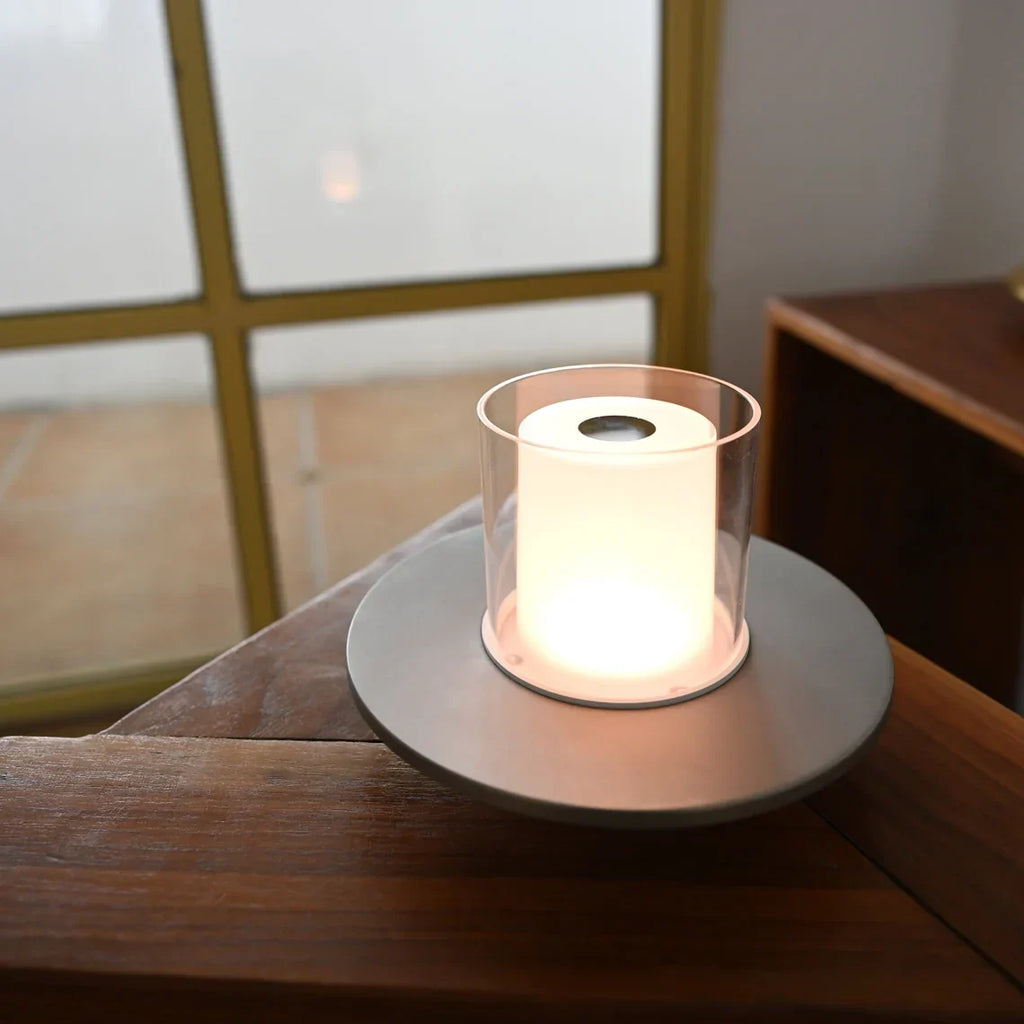 Trådløs Stearinlyslampe – LED Bordlampe med Batteri & Gestusstyring, Varm Hvid 2400K, op til 18 Timer, Guld eller Sølv – LumiFlame