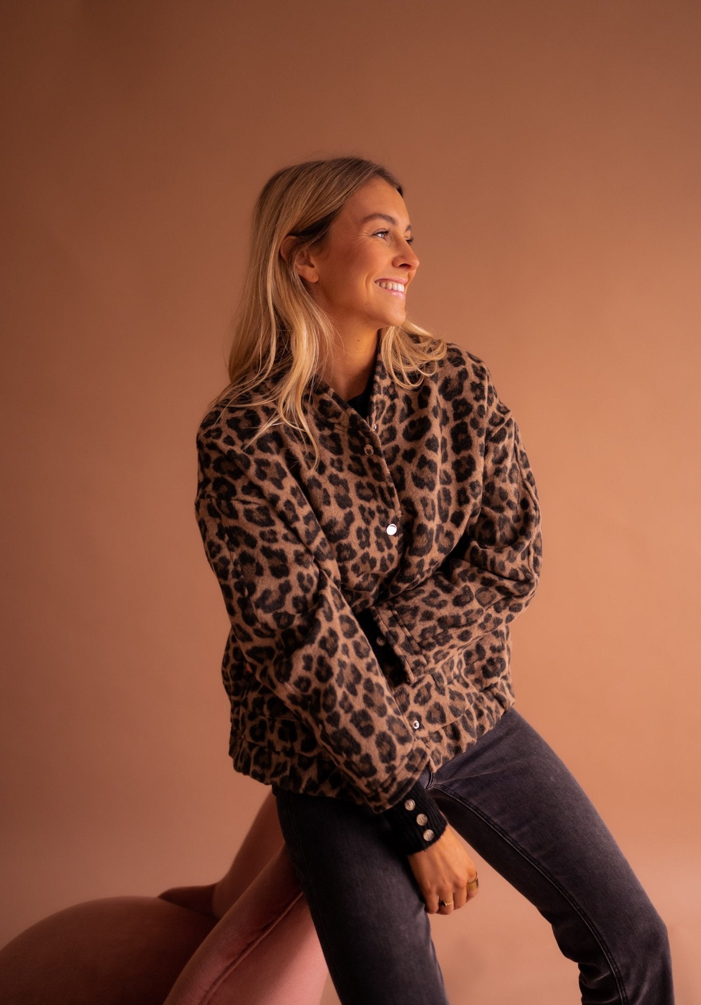 Dame Overgangsjakke - Moderigtigt snit med leopard-print