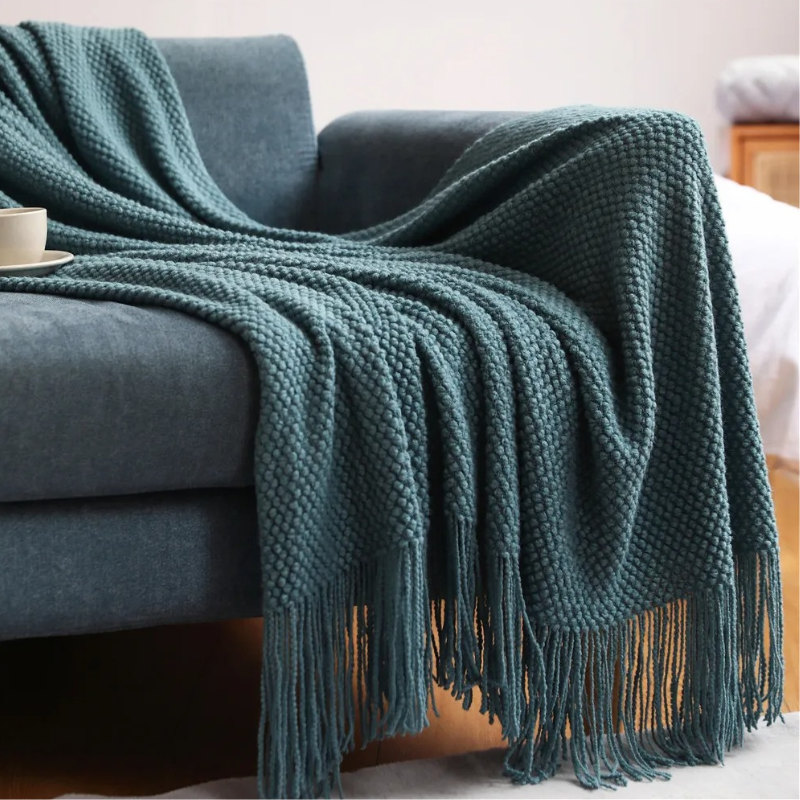 MEELANO Strikket Plaid med Kvaster – Blødt Akryl Tæppe i Merinould-look til Sofa & Seng, 9 Farver, 127x172 eller 130x220 cm Morandi-blå