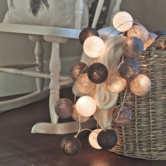 Munter Bomuldskugle Lyskæde – Cotton Ball Lyskæde med 10 LED Kugler, USB eller Batteri, 9 Farver – LumiBall