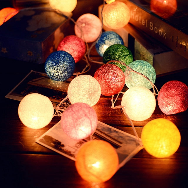 Munter Bomuldskugle Lyskæde – Cotton Ball Lyskæde med 10 LED Kugler, USB eller Batteri, 9 Farver – LumiBall