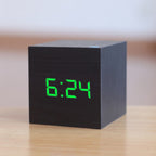 MEELANO Digitalt Firkantet LED-vækkeur – Vækkeur i Træ-look med Tid, Dato & Temperatur, Nattilstand, USB eller Batteri – TimeCube Sort & Grøn