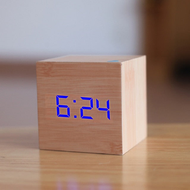 MEELANO Digitalt Firkantet LED-vækkeur – Vækkeur i Træ-look med Tid, Dato & Temperatur, Nattilstand, USB eller Batteri – TimeCube Træ & Blå
