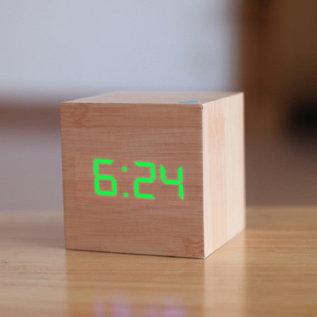 MEELANO Digitalt Firkantet LED-vækkeur – Vækkeur i Træ-look med Tid, Dato & Temperatur, Nattilstand, USB eller Batteri – TimeCube Træ & Grøn