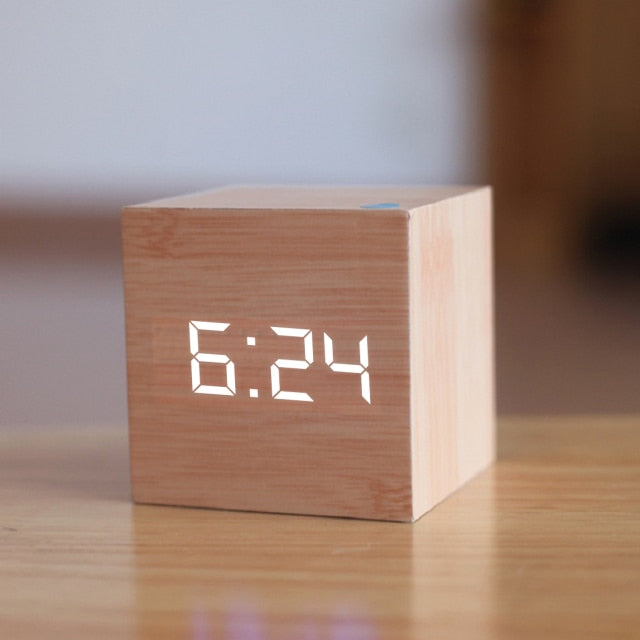 MEELANO Digitalt Firkantet LED-vækkeur – Vækkeur i Træ-look med Tid, Dato & Temperatur, Nattilstand, USB eller Batteri – TimeCube Træ & Hvid