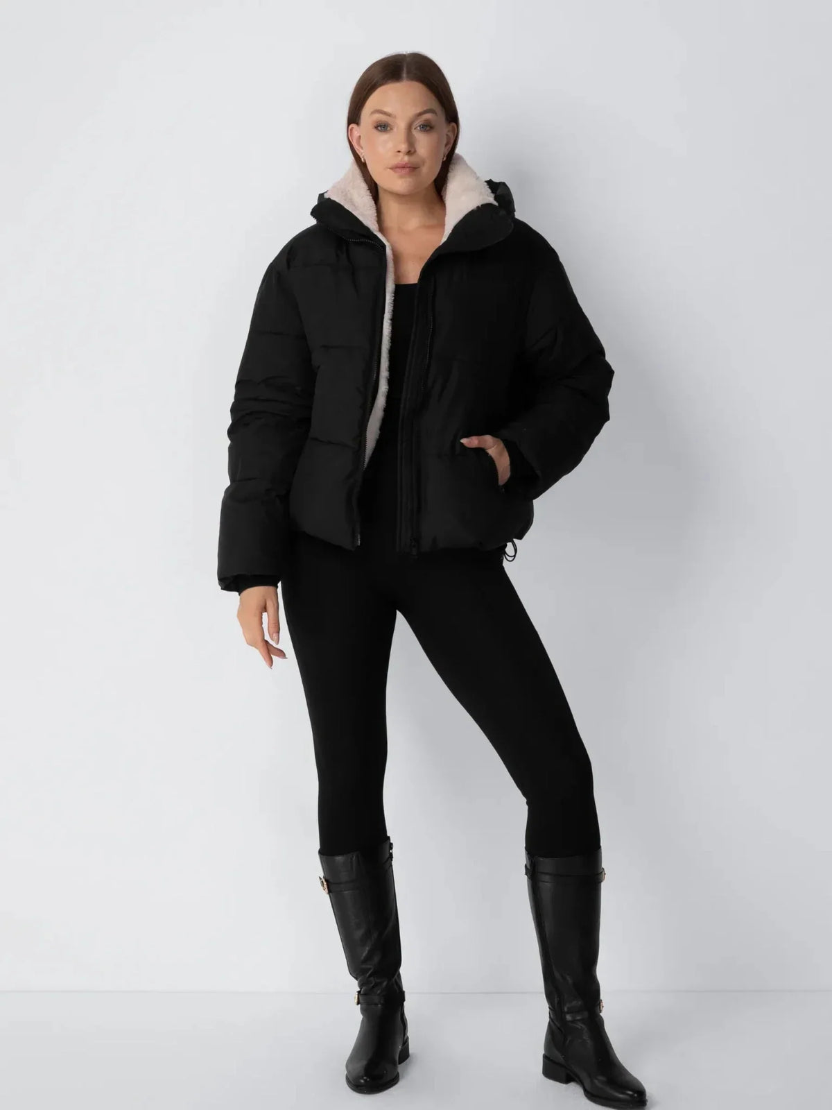 MEELANO Dame Dynejakke Kort – Vinterjakke Dame med Aftagelig Hætte & Kunstpelsforet, Quiltet Puffer Jakke, M–2XL – Amore Sort